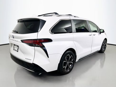 Used 2025 Toyota Sienna Platinum AWD/4WD image 4