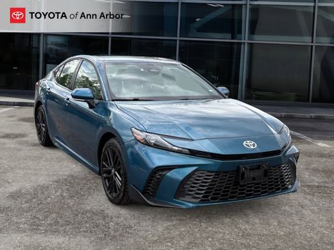 Used 2025 Toyota Camry SE FWD image 1