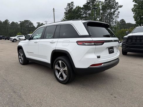 Certified 2023 Jeep Grand Cherokee Limited w/ Luxury Tech Group II AWD/4WD image 4