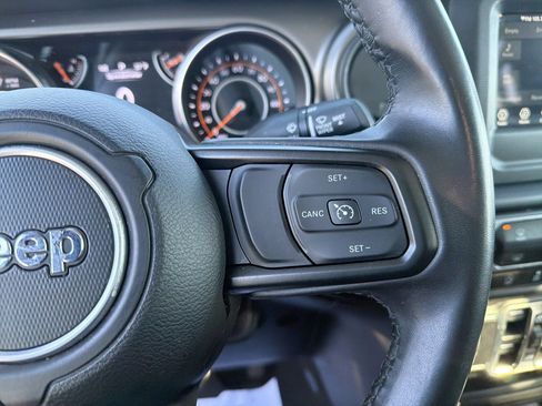 Certified 2022 Jeep Gladiator Willys image 23