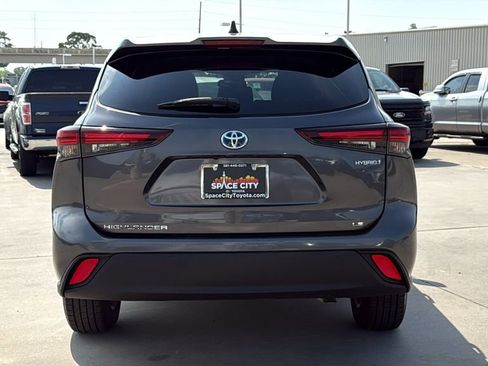 Used 2024 Toyota Highlander LE FWD image 4