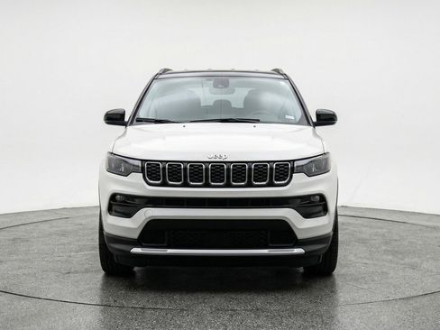 Used 2025 Jeep Compass Limited AWD/4WD image 2