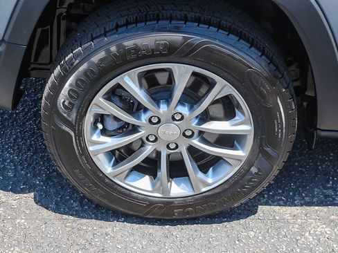 Used 2020 Jeep Cherokee Latitude Plus w/ Cold Weather Group AWD/4WD image 12