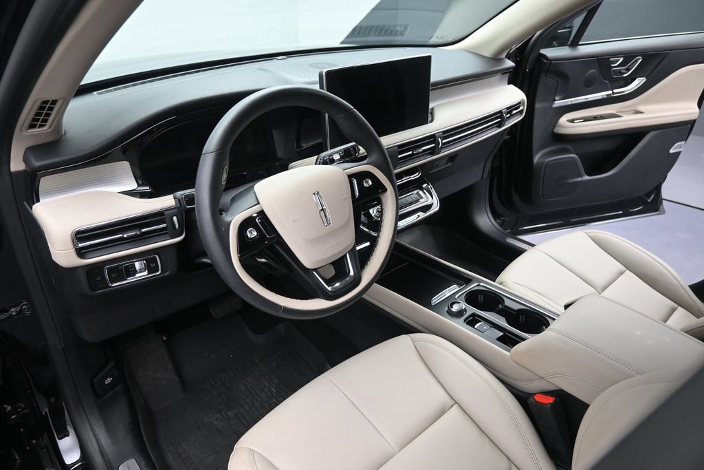 Used 2025 Lincoln Corsair AWD image 12