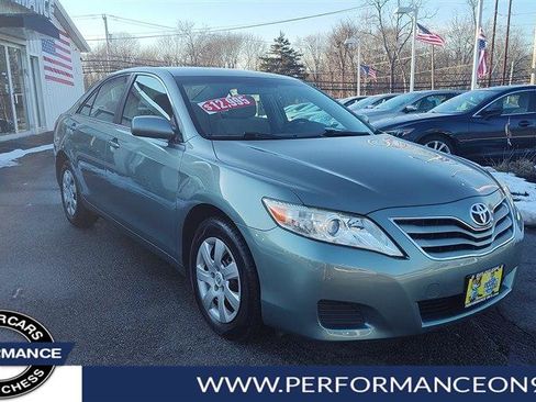 Used 2010 Toyota Camry LE image 1