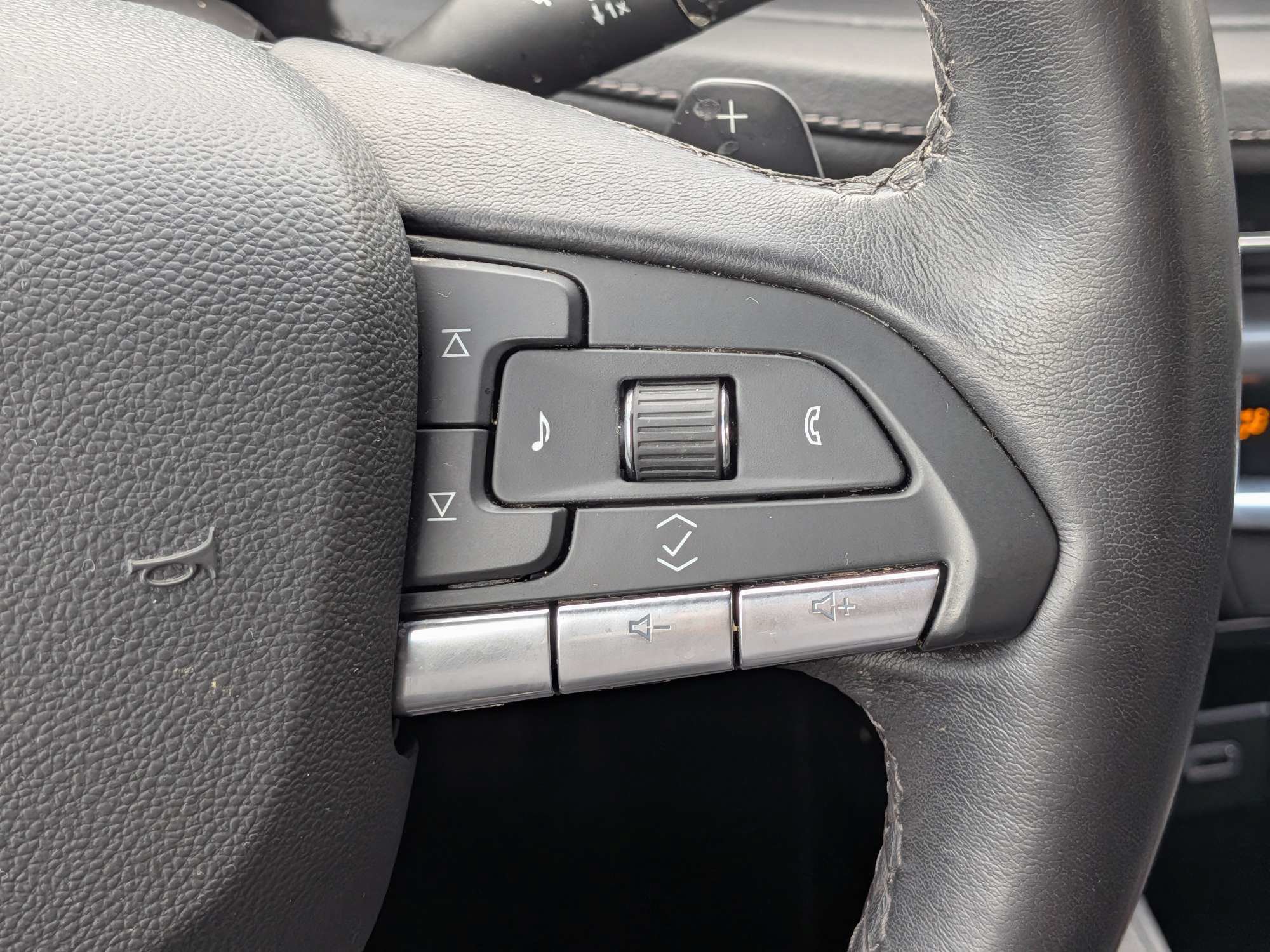 Used 2025 Cadillac XT4 Premium Luxury FWD image 28