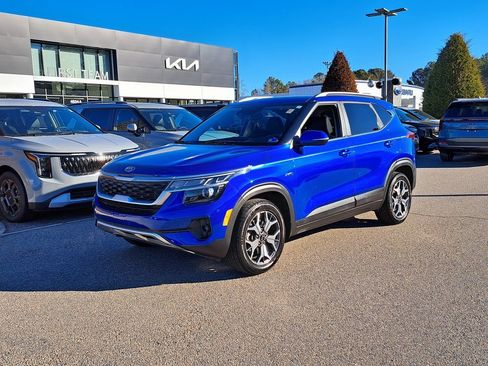 Used 2021 Kia Seltos EX image 2