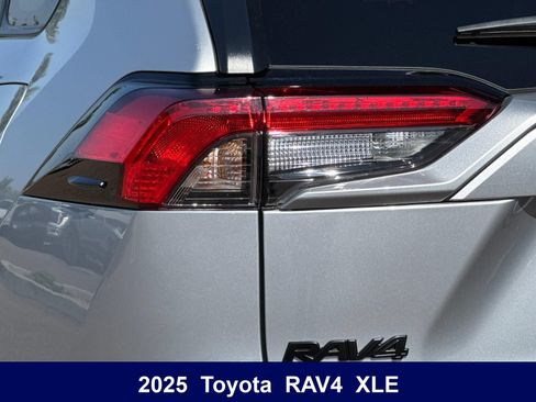 Used 2025 Toyota RAV4 XLE FWD image 40