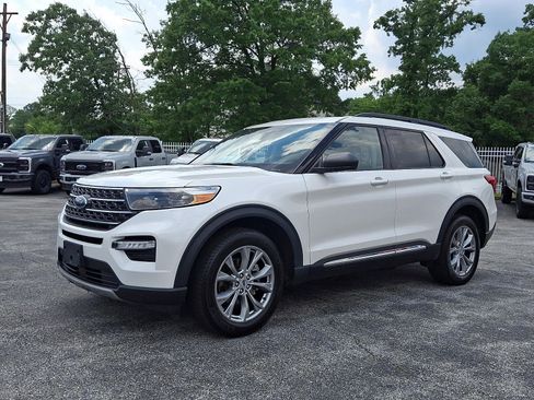 Used 2023 Ford Explorer XLT w/ Equipment Group 202A AWD/4WD image 3