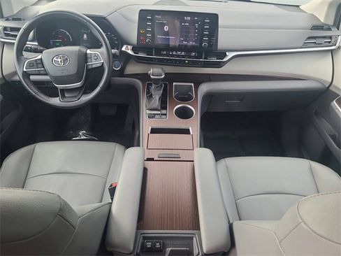 Used 2023 Toyota Sienna XLE image 19