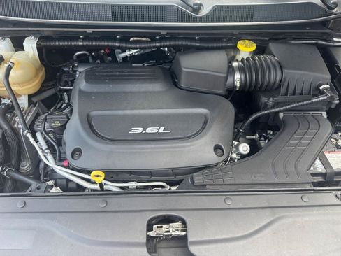 Used 2017 Chrysler Pacifica Touring-L FWD image 34