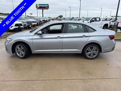 Used 2023 Volkswagen Jetta SE image 3