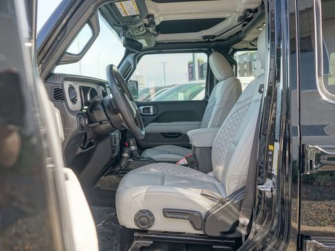 Used 2022 Jeep Wrangler Unlimited Sahara image 13