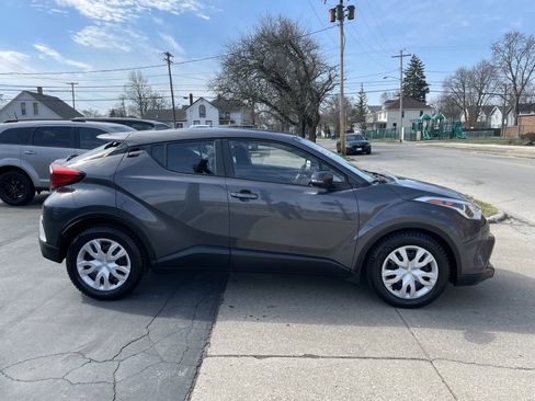 Used 2019 Toyota C-HR LE image 3