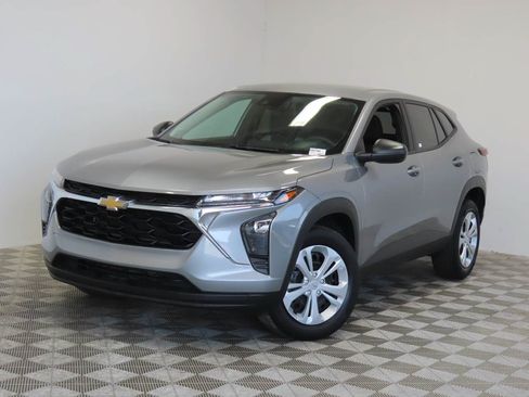 Used 2025 Chevrolet Trax LS FWD image 1