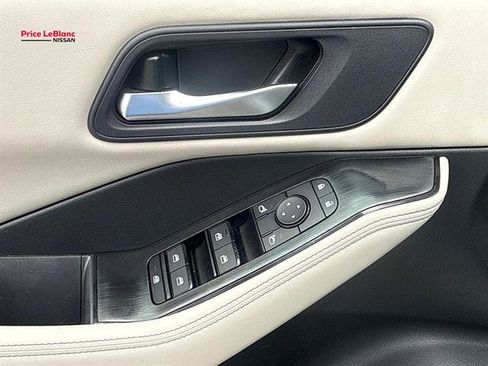 Used 2025 Nissan Rogue SV FWD image 19
