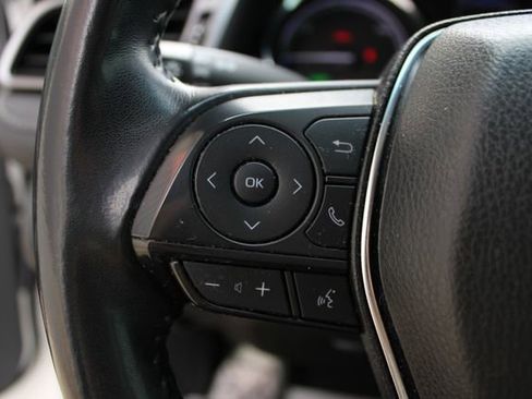 Used 2019 Toyota Camry SE w/ Sunroof Package image 8