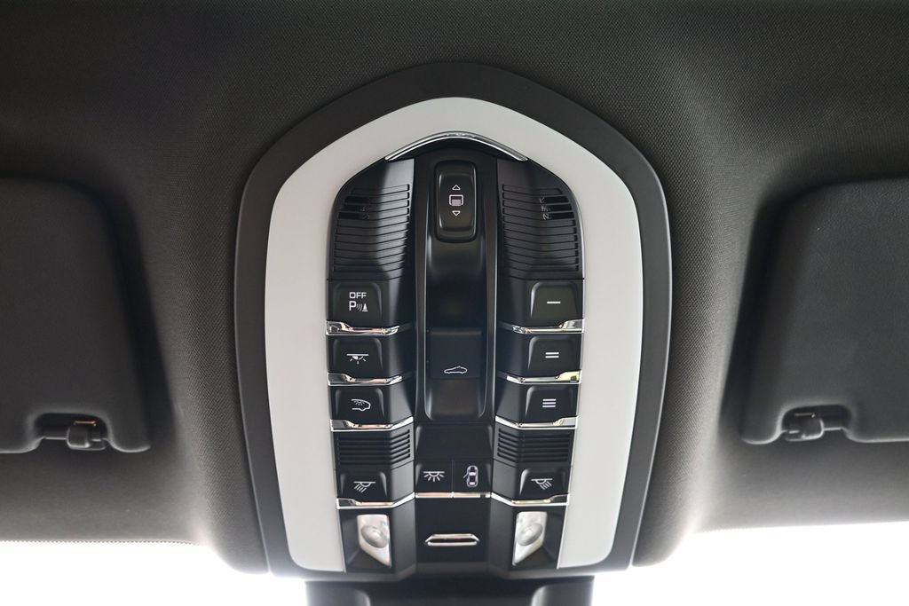Used 2023 Porsche Macan AWD/4WD image 26