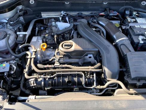 Certified 2025 Volkswagen Taos SE image 33