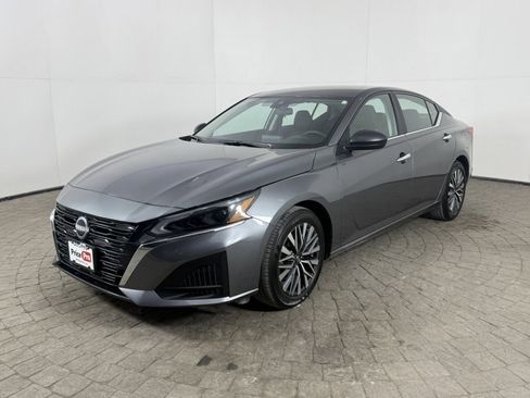 Used 2025 Nissan Altima 2.5 SV image 3