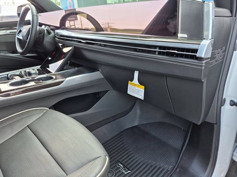Used 2025 Cadillac Escalade Premium Luxury AWD/4WD image 36