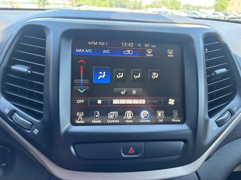 Used 2017 Jeep Cherokee Latitude w/ Cold Weather Group AWD/4WD image 18