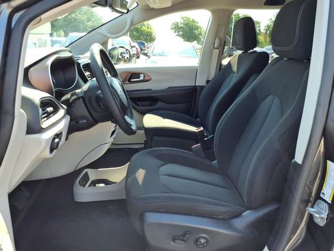 Used 2023 Chrysler Voyager LX FWD image 17
