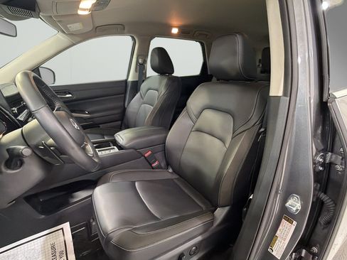 Used 2025 Nissan Pathfinder SL FWD image 9