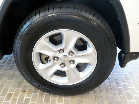 Used 2017 Jeep Grand Cherokee Laredo image 10