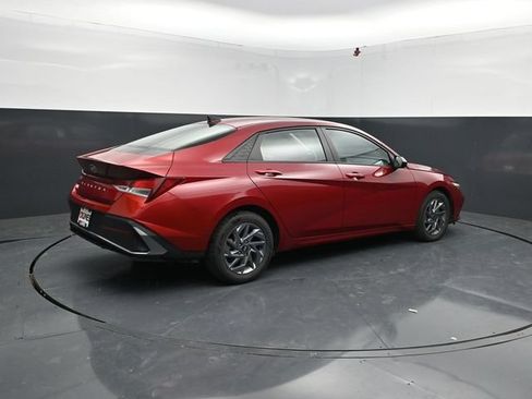 Used 2024 Hyundai Elantra SEL FWD image 8