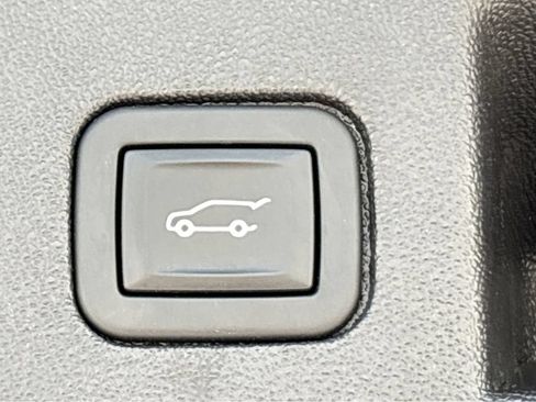 Used 2024 Chevrolet Equinox LT FWD image 23