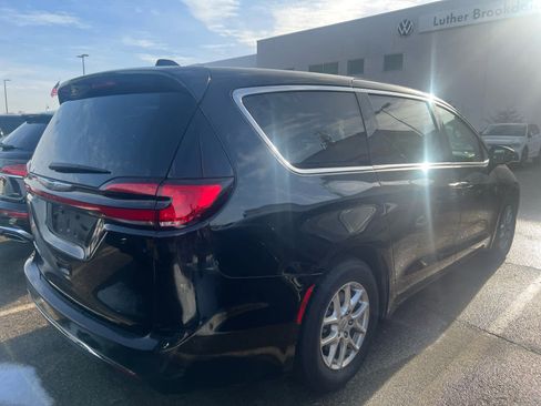 Used 2024 Chrysler Pacifica Touring-L image 3