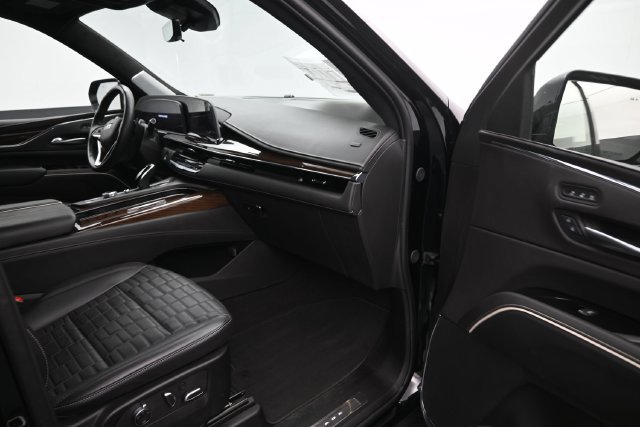 Certified 2024 Cadillac Escalade Sport Platinum w/ LPO, ONYX Package AWD/4WD image 36