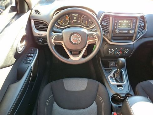 Used 2018 Jeep Cherokee Latitude image 11