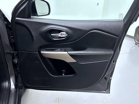 Used 2018 Jeep Cherokee Limited AWD/4WD image 16