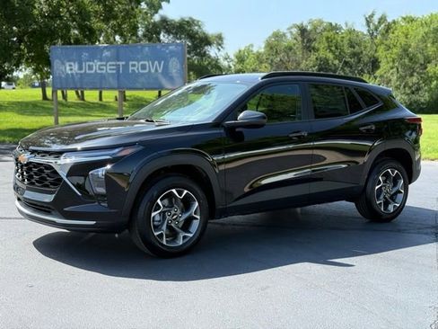 New 2025 Chevrolet Trax LT w/ Driver Confidence Package FWD image 3