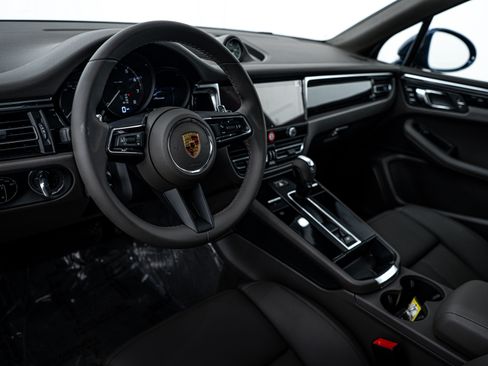 Certified 2025 Porsche Macan image 4