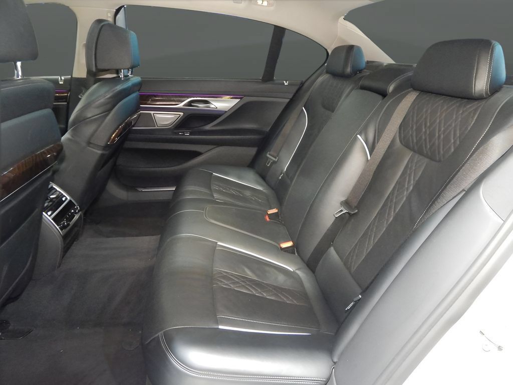 Used 2021 BMW 750i xDrive w/ Executive Package AWD/4WD image 28