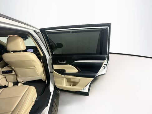 Used 2019 Toyota Highlander XLE FWD image 33