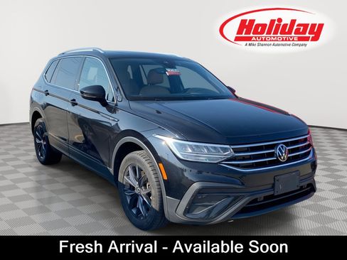 Used 2022 Volkswagen Tiguan SE image 1