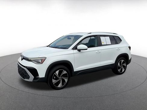 Used 2026 Volkswagen Taos SE AWD/4WD image 7
