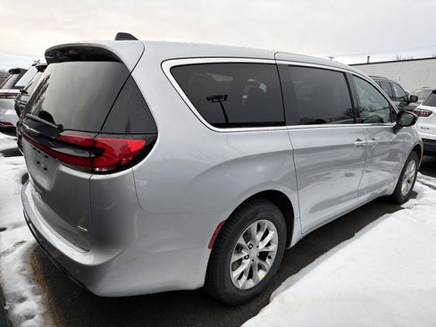 New 2026 Chrysler Pacifica Select image 6