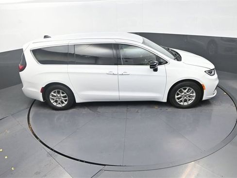 Used 2024 Chrysler Pacifica Touring-L image 24