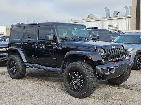 Used 2014 Jeep Wrangler Unlimited Sahara w/ Connectivity Group AWD/4WD image 2