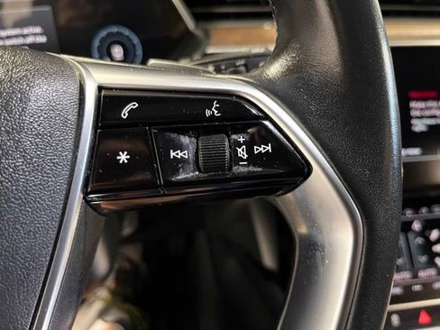 Used 2022 Audi e-tron Premium Plus w/ Premium Plus Package AWD/4WD image 25