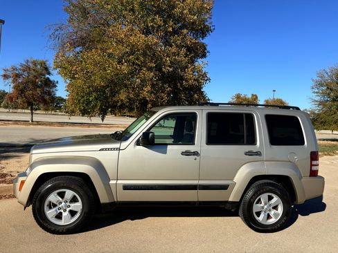 Used 2010 Jeep Liberty Sport w/ Popular Equipment Group image 4