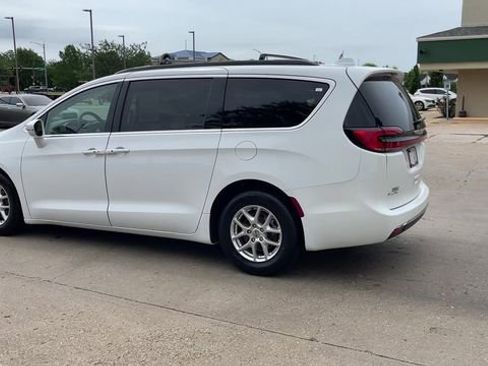 Used 2022 Chrysler Pacifica Touring-L FWD image 6