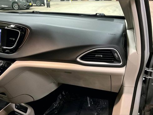 Used 2024 Chrysler Voyager LX image 15