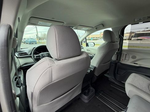 Used 2021 Toyota Sienna LE image 21