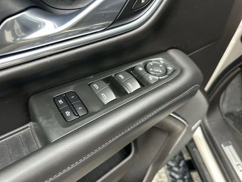 Used 2021 Chevrolet Suburban Z71 w/ Luxury Package AWD/4WD image 15